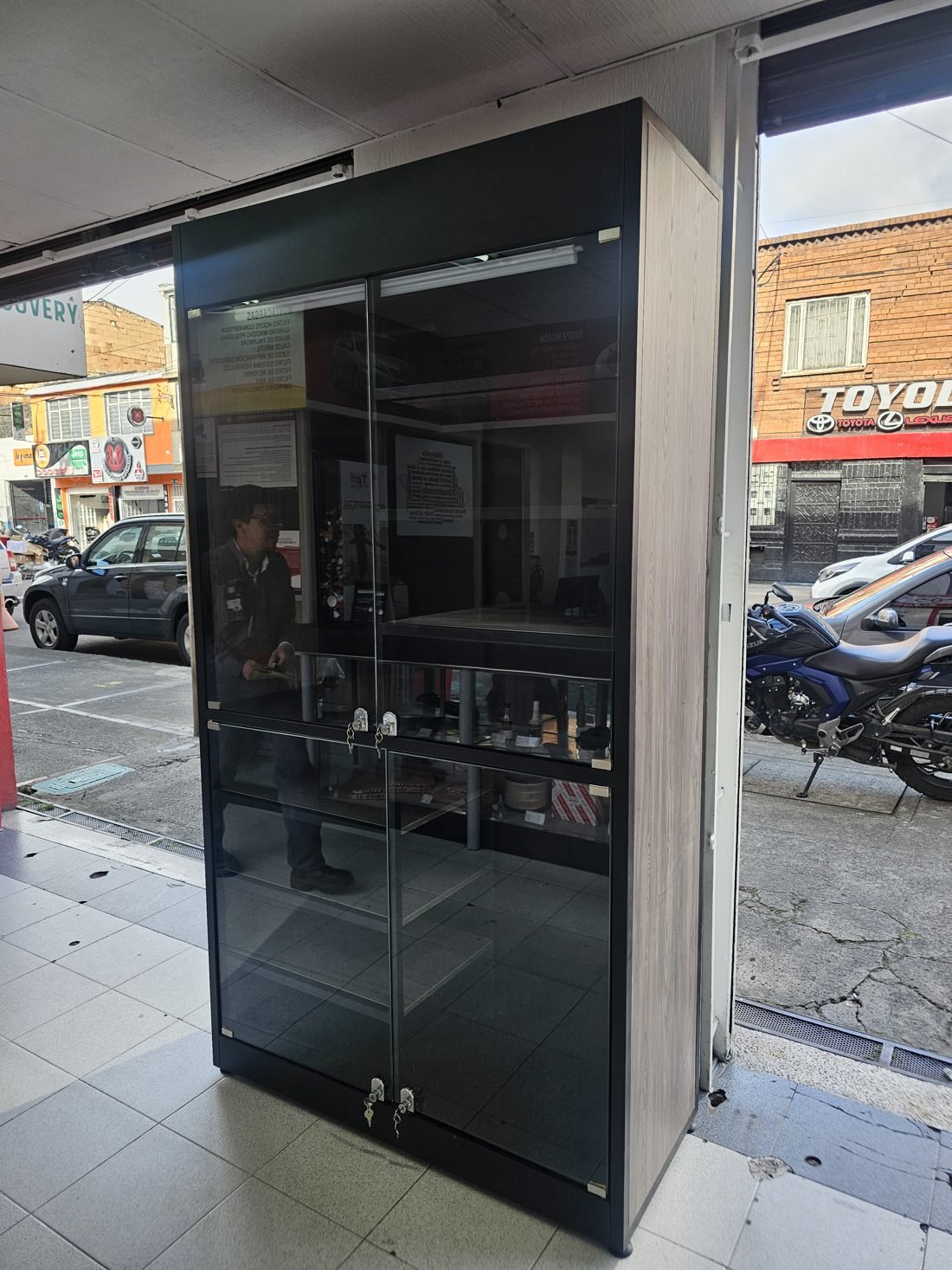 Vitrina terminada e instalada